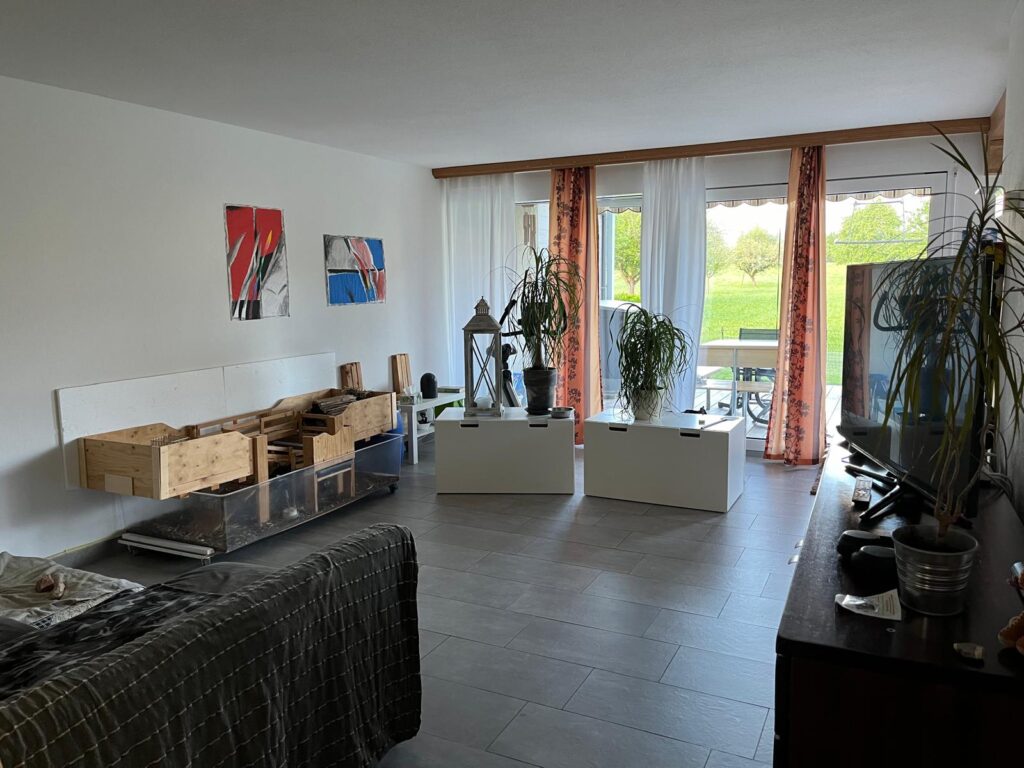 Mit Ordnung ist das Wohnzimmer einladend 